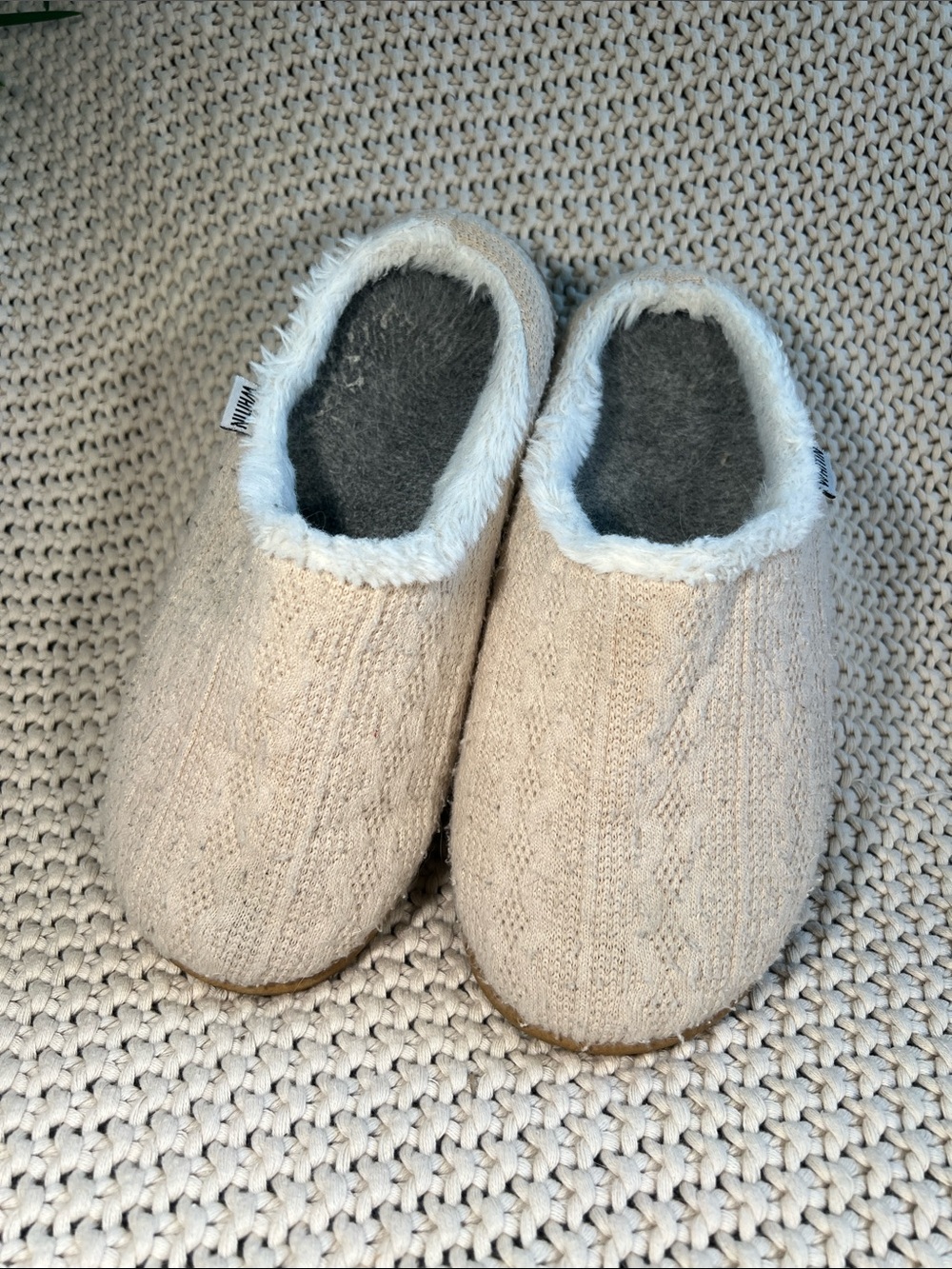 Cozy Beige Women’s Slipper Clogs with Faux Fur Trim